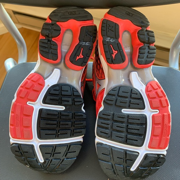 Mizuno Wave Rider 18 Sneaker(New) - Picture 2 of 5